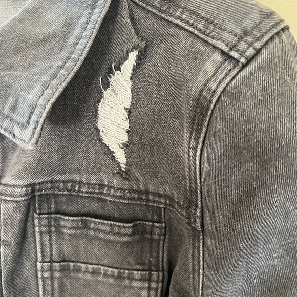 NWOT Distressed Jean Jacket Women’s Small - Picture 4 of 7